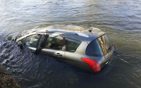 Un autoturism a plonjat in raul Somes, la Cluj-Napoca. Soferul a reusit sa iasa singur din masina