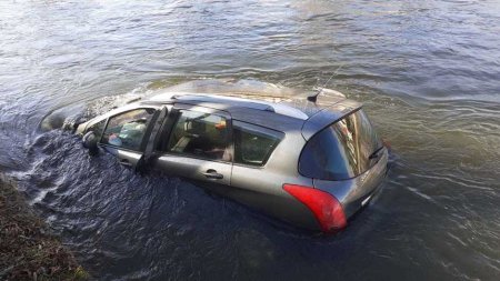 O masina a plonjat in raul Somes, la Cluj-Napoca. Soferul a reusit sa iasa singur din masina
