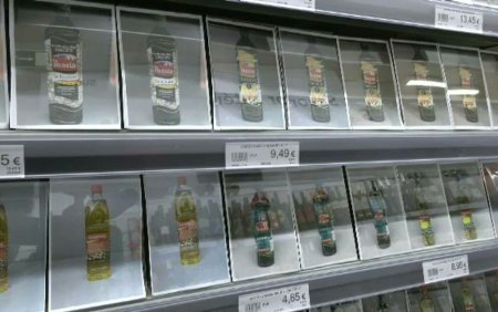 Un supermarket a inlocuit, pe rafturi, sticlele de <span style='background:#EDF514'>ULEI DE MASLINE</span> cu poze. Motivul este comic