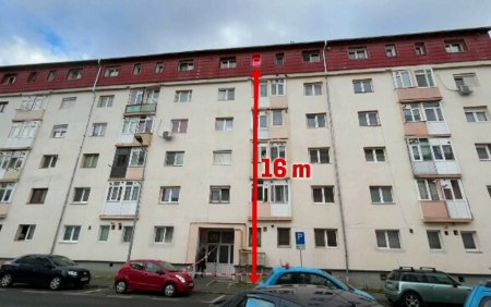 Mama baiatului care a cazut de la etajul 5 in Sibiu isi creste singura cei 3 copii. Plecase la magazin in acel moment