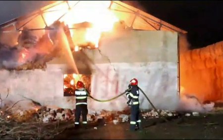 Incendiu violent in Arad. Aproximativ 600 de baloti de paie au ars