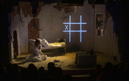 Teatrul <span style='background:#EDF514'>TUDOR VIANU</span> din Giurgiu promite o experienta memorabila. X si O, o poveste sensibila despre viata si iubire