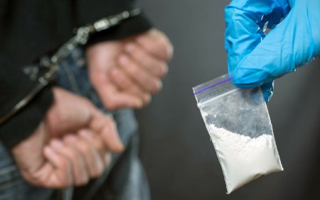 Trei traficanti din Iasi au facut o avere din vanzarea heroinei indoita cu paracetamol. Cu cat dadeau banalele pastile