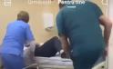 VIDEO. Doua <span style='background:#EDF514'>CADRE MEDICALE</span> filmate in timp ce bruscheaza si trantesc pe pat un pacient la Spitalul din Barlad. 
