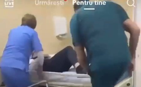 VIDEO. Doua <span style='background:#EDF514'>CADRE MEDICALE</span> filmate in timp ce bruscheaza si trantesc pe pat un pacient la Spitalul din Barlad. Bietul om nu avea nicio vina, a cazut din picioare pentru ca ii era rau