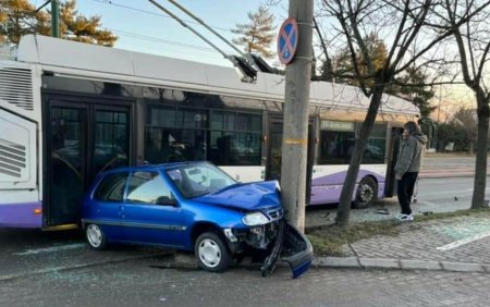 O <span style='background:#EDF514'>FETITA DE 4 ANI</span> si mama sa, ranite dupa ce autobuzul in care se aflau a fost implicat intr-un accident in Timisoara