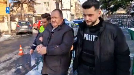 Barbat din Bucuresti, retinut de politisti dupa ce a folosit un pistol si o prastie pentru a sparge geamurile unor tramvaie, ale unor case si ale unor magazine