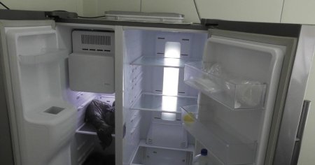 Imagini cu frigiderul in care ar fi luat spaga directorul de la <span style='background:#EDF514'>DRUMURI SI PODURI</span> Barlad. Ei si ce? O filmat acolo in frigider, sau ce?