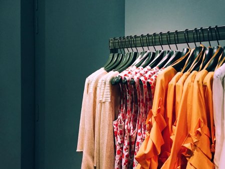 Romania a devenit prea scumpa, desi salariul croitoreselor e cu 40% sub medie. Grupul suedez de moda H&M mai lucreaza direct doar cu patru producatori de imbracaminte, care mai departe subcontracteaza alte fabrici mai mici