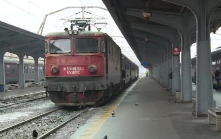 Accident feroviar mortal in Bacau. Doi tineri au murit dupa ce un tren cu 30 de pasageri a lovit o masina