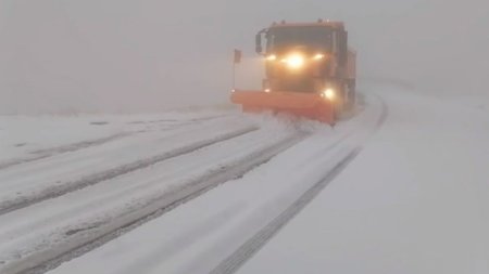 Ninge puternic pe DN 7-Valea Oltului, iar drumarii intervin cu material antiderapant. Sfaturi pentru soferi