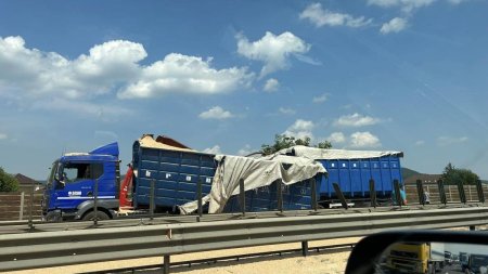 Un camion incarcat cu cereale s-a rasturnat pe DN 2A, in Constanta; trafic oprit