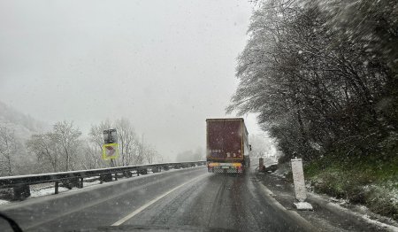 Ninge abundent pe DN 7-<span style='background:#EDF514'>VALEA OLTULUI</span>. Drumarii intervin