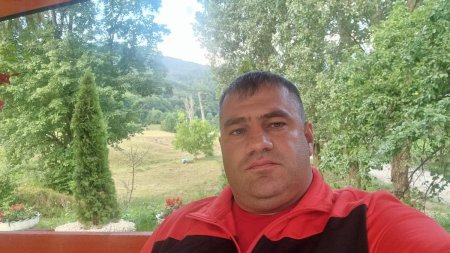 Se intampla in Romania! Primarul din Gura Teghii a furat centrala, leaganele si usile de la scoala din comuna si le-a dus la pensiunea lui. Edilul a fost retinut