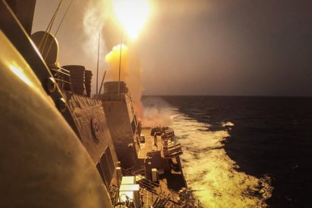 O racheta houthi avariaza un petrolier in Golful Aden, SUA loveste o tinta houthi