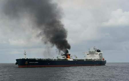 Petrolierul lovit de o racheta trasa de rebelii houthi, escortat de nave de razboi. De ce a fost tinta unui atac