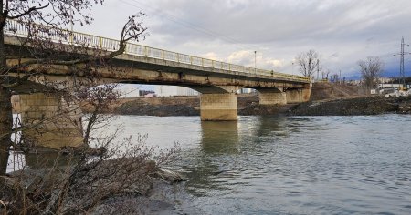 Podul peste raul Strei din Calan intra in santier. Cat de mult l-au macinat apele raului navalnic VIDEO