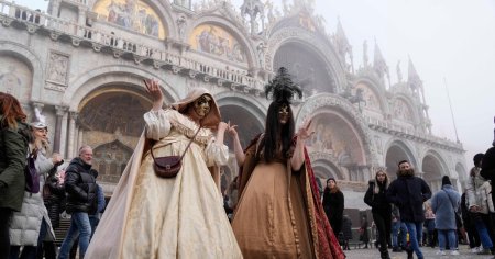 A inceput <span style='background:#EDF514'>CARNAVAL</span>ul de la Venetia, cu o tematica dedicata lui Marco Polo FOTO VIDEO