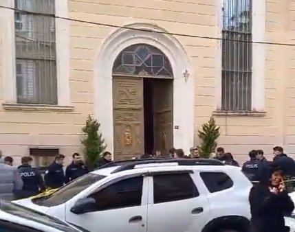 Atac armat la o biserica catolica din Istanbul. Doi barbati mascati au deschis focul in timpul slujbei. Cel putin un om a fost ucis