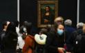Mona Lisa de la Luvru, stropita cu supa de doua protestatare. <span style='background:#EDF514'>PICTURA</span> a avut mai multe tentative de distrugere | VIDEO