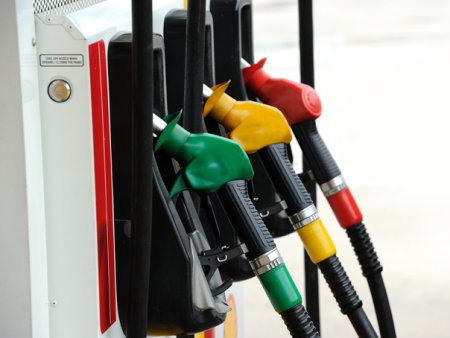 Motorina versus benzina - cine castiga razboiul carburantilor? Atentie, soferi: Cum se poate afla unde este cel mai mic pret la carburanti