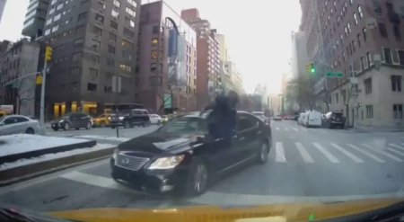 O soferita care intrare pe contrasens a lovit intentionat politistul care o oprise, la New York | VIDEO
