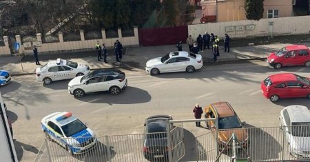 Bataie in trafic intre politisti, la Slatina. Unul dintre tineri a ajuns la spital