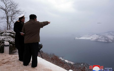 Kim Jong Un a supravegheat testarea unor rachete de croaziera lansate de pe un submarin. Planul liderului de la Phenian