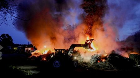 Franta sub asediu: protestatarii blocheaza drumurile catre Paris | Avertismentul MAE, dupa ce francezii au atacat camioanele cu carne din Romania