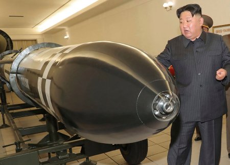Kim Jong-un a urmarit lansarea unor rachete de croaziera de pe un submarin nord-coreean