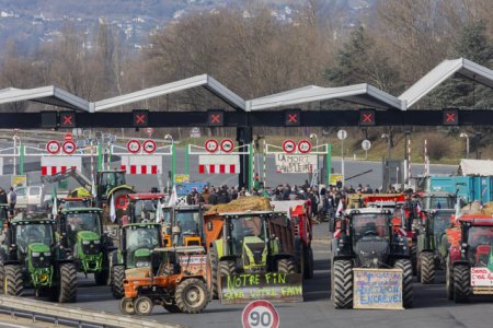 Franta cere modificarea legislatiei UE pentru a indeplini solicitarile fermierilor care protesteaza