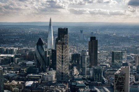 Locuintele din Londra nu au mai fost atat de accesibile de un deceniu: casele si apartamentele londoneze costa acum de 13 ori mai mult decat castigul mediu al unui muncitor din Regatul Unit, in scadere de la peste 15 ori la varful lor din 2016
