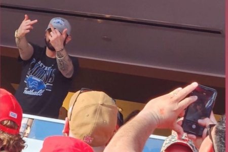 Gest obscen al lui Eminem la semifinala NFL dintre San Francisco 49ers si Detroit Lions » Artistul le-a aratat degetul fanilor gazdelor