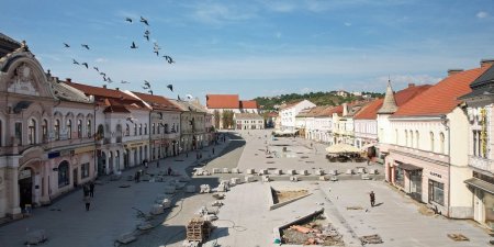 Doi sefi de politie din Cluj ar fi primit parti din pavajul din centrul orasului Turda si casele lor au fost perchezitionate