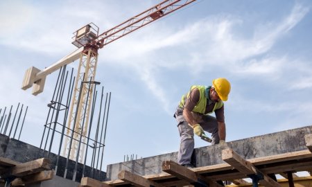 INS: Managerii estimeaza o scadere moderata a numarului de salariati in constructii si cresterea accentuata a preturilor in comertul cu amanuntul, pana in martie