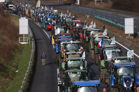 Franta, mobilizata pentru protestele fermierilor. Tractoarele au inceput sa blocheze mai multe autostrazi din jurul Parisului