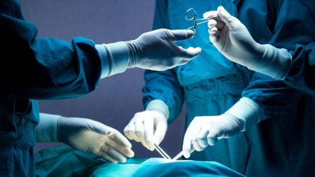 Chirurg plastician din Constanta, plasat sub control judiciar, dupa mai multe operatii estetice esuate
