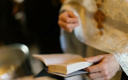 Preot din Suceava, reclamat ca pleaca la munca in strainatate si lasa biserica pe mana unei femei. 