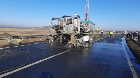 Un autoturism si un camion au luat foc in urma unui accident produs in judetul Galati