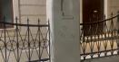 Gardul <span style='background:#EDF514'>SINAGOGI</span>i din Sighet, vandalizat cu mesaje anti-razboi de o romanca trecuta la islamism