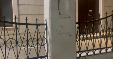 Gardul <span style='background:#EDF514'>SINAGOGI</span>i din Sighet, vandalizat cu mesaje anti-razboi de o romanca trecuta la islamism