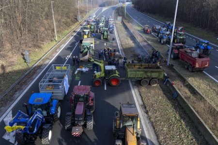 Fermierii belgieni care protesteaza vor sa blocheze drumurile catre al doilea port ca marime al tarii