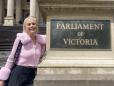O parlamentara din Australia acuza un post TV ca i-a marit sanii intr-o fotografie de prezentare