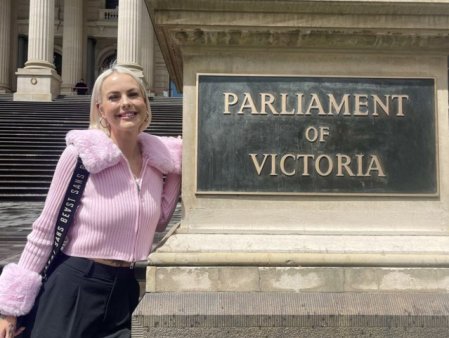 O parlamentara din Australia acuza un post TV ca i-a marit sanii intr-o fotografie de prezentare