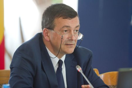 Ales rector la Universitatea Dunarea de Jos din Galati, Lucian Georgescu nu a fost confirmat in functie de minister. Contracandidatul sau a contestat rezultatul votului