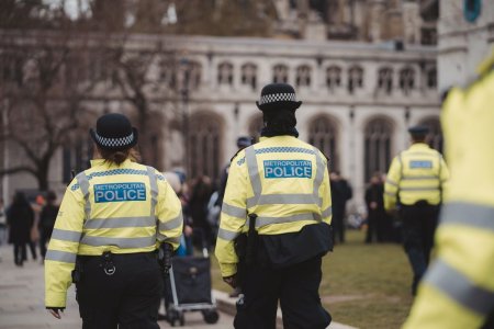Un barbat inarmat cu o <span style='background:#EDF514'>ARBALETA</span> si care a incercat sa intre cu forta intr-o cladire din Londra a fost impuscat mortal de politie