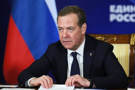 Dmitri Medvedev ii indeamna pe <span style='background:#EDF514'>JAPONEZII</span> suparati ca Rusia controleaza insulele Kurile sa se sinucida: Daca indraznesc, bineinteles