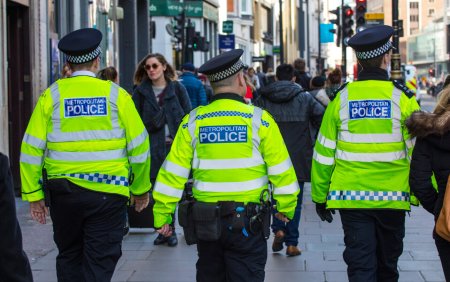 Un barbat a fost impuscat mortal de politia din Londra. El ameninta oamenii cu <span style='background:#EDF514'>ARBALETA</span>