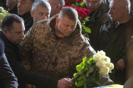 FT: Zelenski se pregateste sa il inlocuiasca pe comandantul sef al Fortelor Armate ale Ucrainei / Ar fi cea mai importanta re<span style='background:#EDF514'>MANIERE</span> de la inceputul razboiului