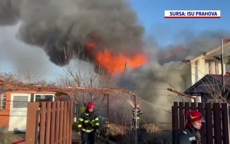 Incendiu devastator intr-o localitate din Prahova. O femeie a ajuns la spital dupa ce si-a vazut casa in flacari